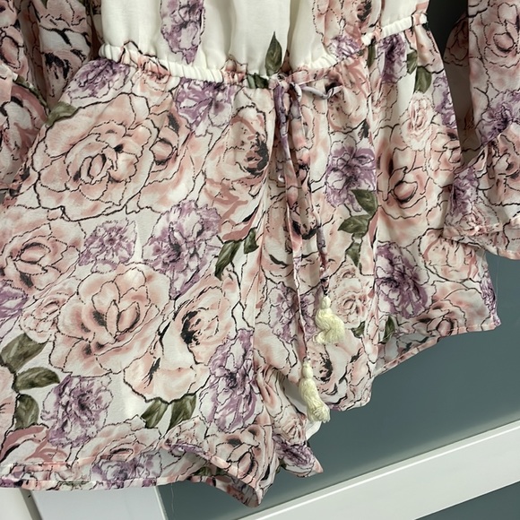 Nine of Blush Floral Romper Size S - Picture 2 of 7